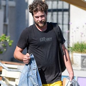 photo blind item 19