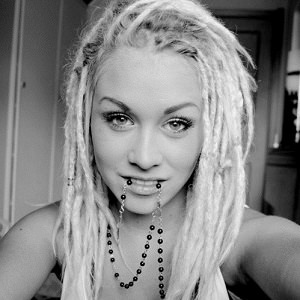 woman-dreadlocks