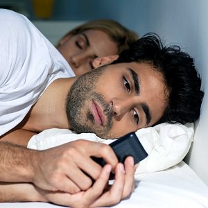man-texting-in-bed