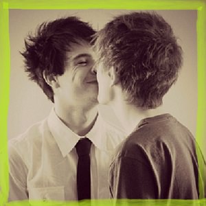 men-kissing-16
